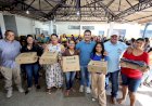 Pais e alunos se emocionam ao receber kit escolar no primeiro dia de aula
