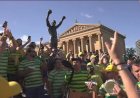 Torcedores brasileiros visitam estátua de Rocky Balboa na Filadélfia, alvo de superstição sobre azar
