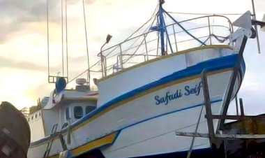 Marinha resgata cinco tripulantes de embarcação que naufragou em SC