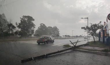 Chuva forte atinge Campo Grande e derruba poste de energia na Avenida Duque de Caxias