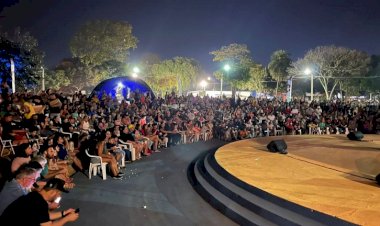 Parceria entre Prefeitura e Itaipu reúne mais de 800 pessoas para cinema ao ar livre