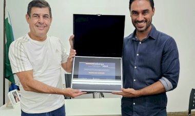 Beto Avelar entrega título de Cidadão Campo-Grandense a diretor-presidente da FUNESP