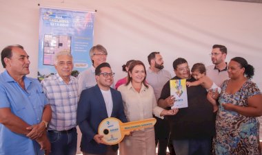 Presidente Papy entrega casas na Comunidade Mandela, ao lado da prefeita Adriane