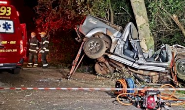 Pai e filho morrem em colisão de caminhonete com árvore