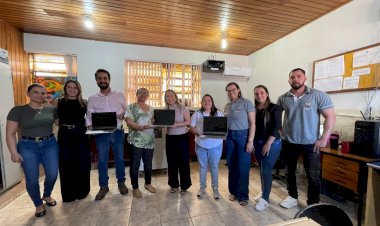 Lia Nogueira entrega mais de 130 notebooks para escolas de Deodápolis