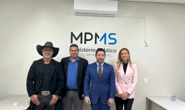 Prefeito Juliano Ferro da as boas vindas a Promotora de Justiça Dra. Lenize Martins