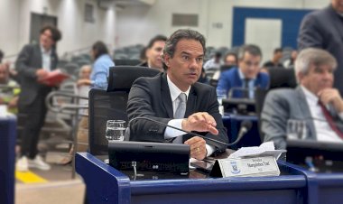 Vereador questiona aumento de cargos comissionados e reajustes salariais em meio à crise na saúde pública.