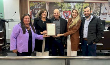 Marinalva de Souza presta homenagem à Lojas Floraí  pelos 37 anos de contribuição ao comércio de Caarapó