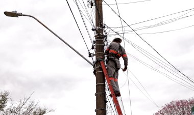 Prefeitura reforça ação para eliminar emaranhado de fios em postes e notifica empresas