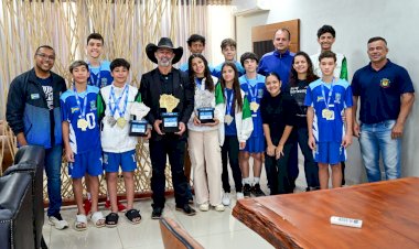 Prefeito Juliano Ferro recepciona atletas Ivinhemenses destaques nos jogos escolares 2025