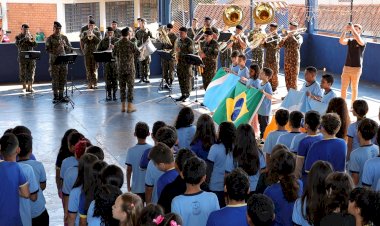 Escola Iria Lúcia promove atividades cívicas com banda da Brigada Guaicurus