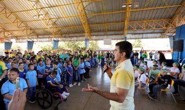 Prefeito convoca alunos a cuidar do patrimônio público durante Hora Cívica