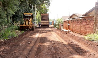 Prefeitura leva melhorias para o bairro Estrela Porã e anuncia limpeza de área verde