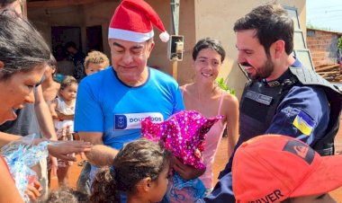 Guarda Municipal e prefeito entregam brinquedos da campanha “Sorrisos de Natal”