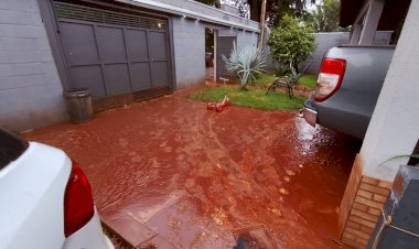 Defesa Civil age após enxurrada invadir residências construídas abaixo do nível da rua