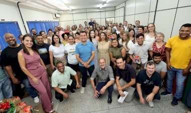 Em reunião com servidores da Educação, prefeito agradece empenho da equipe