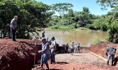 Zé Teixeira acompanha obras do novo descedor de barcos no Rio Dourado
