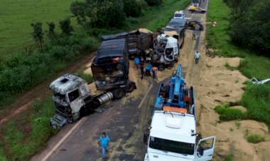 Colisão entre três carretas registra morte de idoso