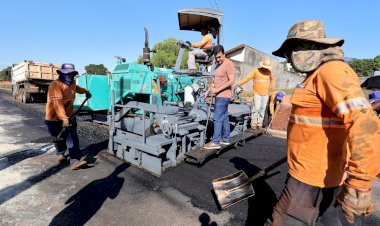 Prefeitura avança com asfalto no Altos do Indaiá após décadas de espera dos moradores