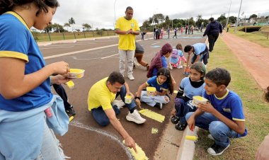 Prefeitura realiza ação e alunos transformam Avenida Aziz Rasselen em “cenário da Copa”
