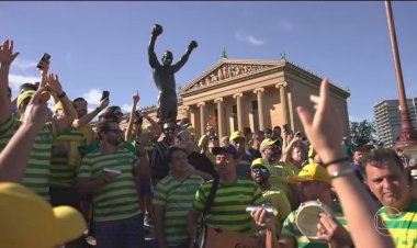 Torcedores brasileiros visitam estátua de Rocky Balboa na Filadélfia, alvo de superstição sobre azar