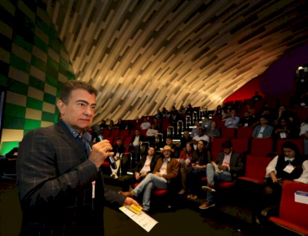 Marçal Filho recebe prêmio Prefeito Inovador por modernização dos serviços digitais em Dourados