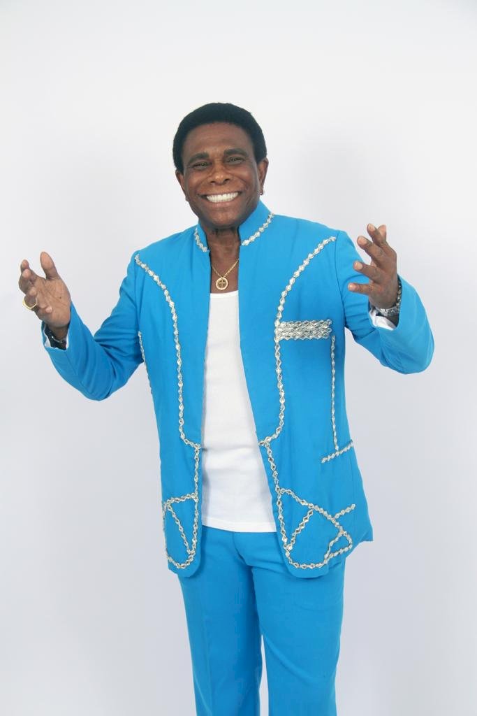 Neguinho da Beija Flor canta na  véspera do Dia dos Pais em Dourados