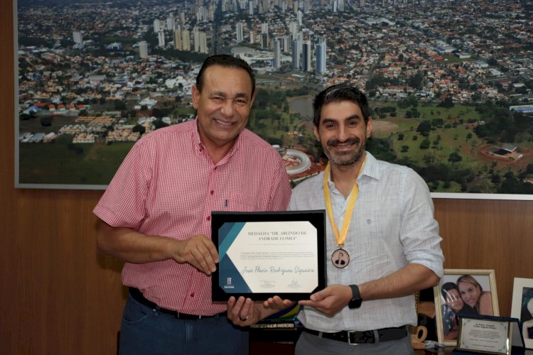 Presidente Carlão entrega Medalha a Professor Doutor, José Flávio Rodrigues que atua na SED