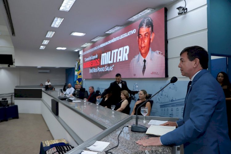 Membros do Corpo de Bombeiros são homenageados durante solenidade na Câmara