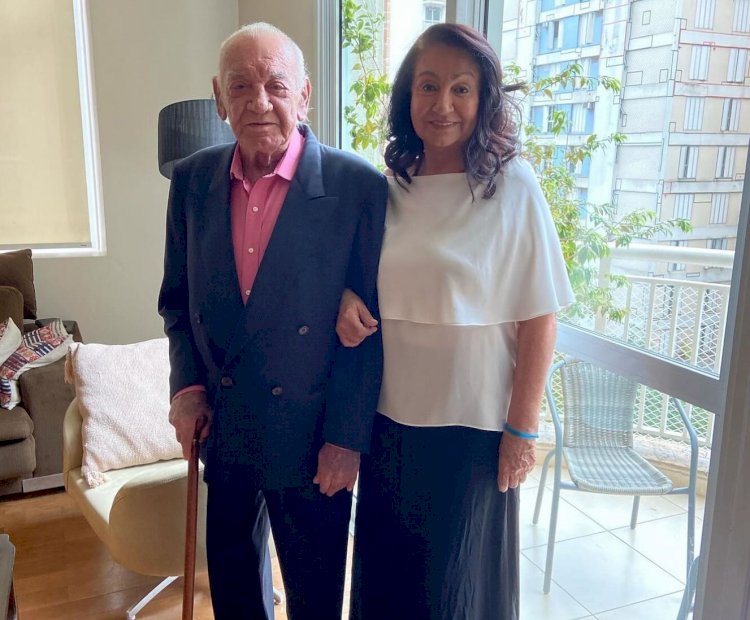 Roberto Razuk e Delia Razuk deseja  Natal e Ano Novo 2025 de Felicidade a Todos