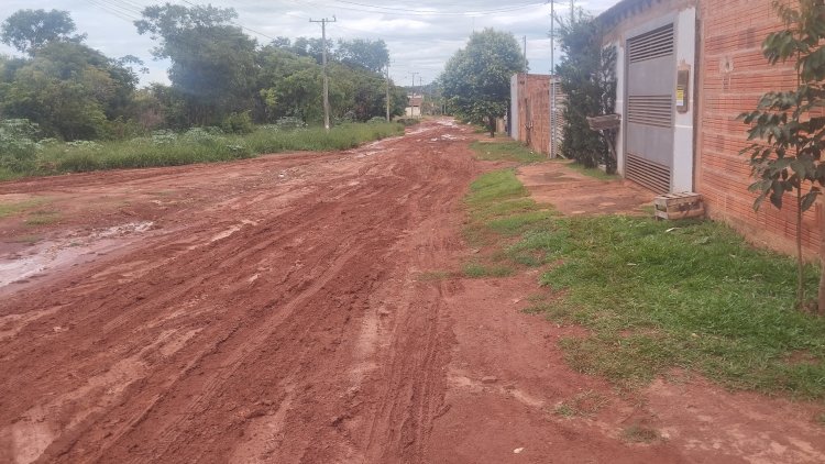 Ônibus atola na rua do Ramez Tebet e líder comunitário cobra melhorias