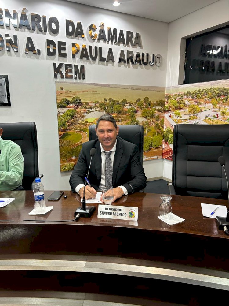 Vereador Sandro Pacheco solicita melhorias para a Praça do Campo Dourado
