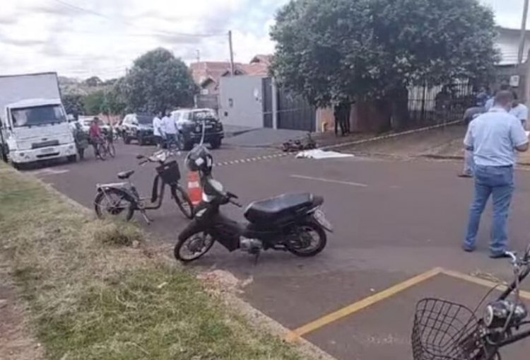 Mulher morre em colisão entre caminhão e bicicleta elétrica