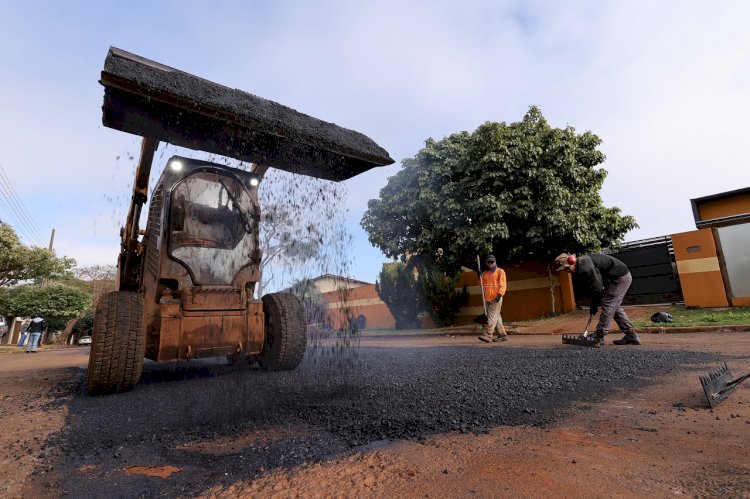 Prefeitura inicia operação tapa-buraco no bairro Campo Dourado
