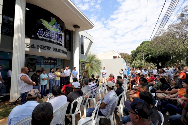 Prefeitura entrega mais 75 títulos de regularização fundiária em Dourados