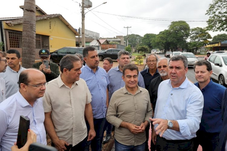 Prefeito e governador vistoriam recapeamento e assinam ordens de serviço para passarela e obras de asfalto em Dourados