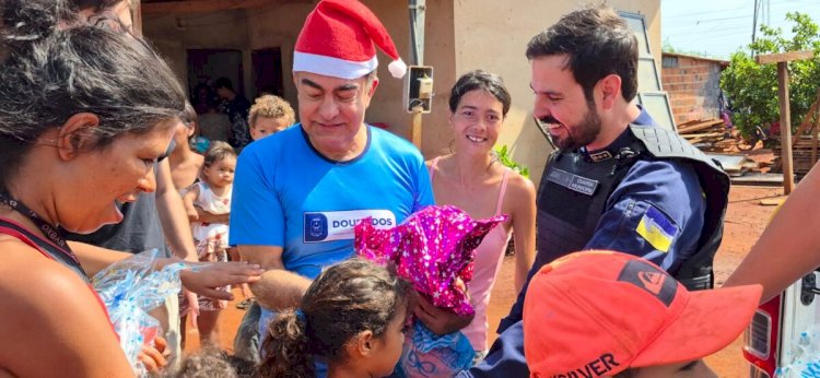 Guarda Municipal e prefeito entregam brinquedos da campanha “Sorrisos de Natal”