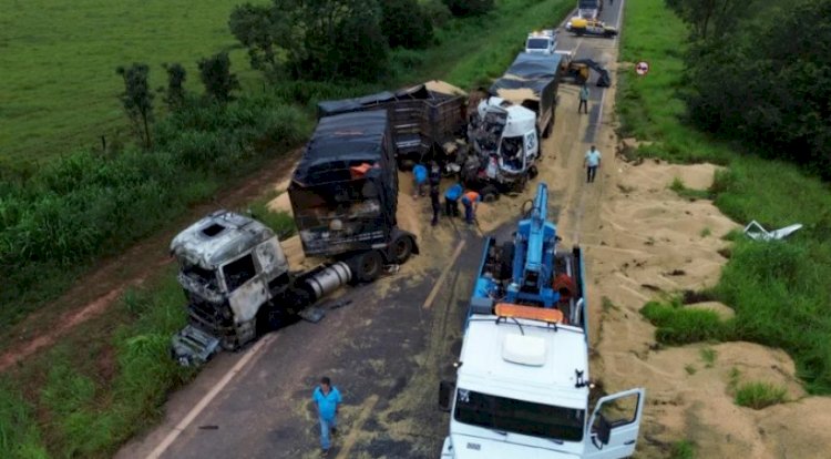 Colisão entre três carretas registra morte de idoso