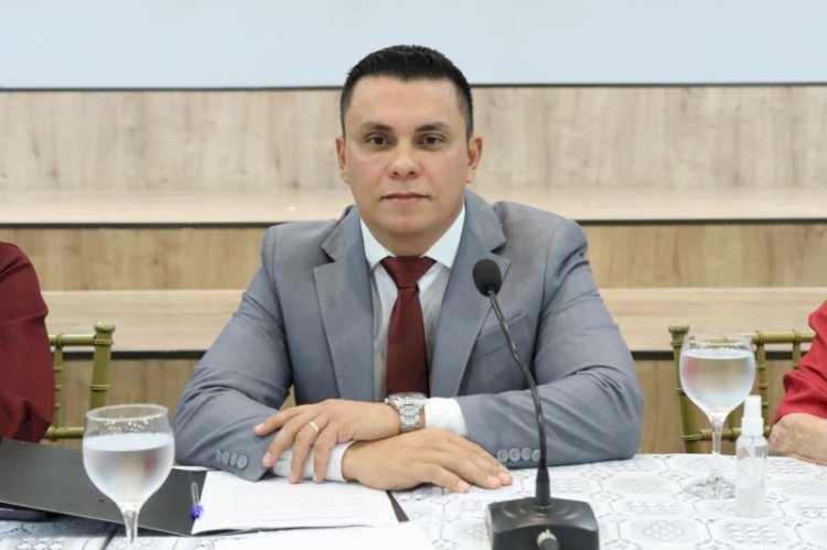 Dalton reforça indicação por reforma da quadra poliesportiva de Macaúba