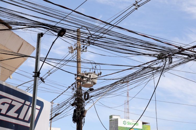 Prefeitura inicia ação para multar empresas de telefonia e internet por fios em postes
