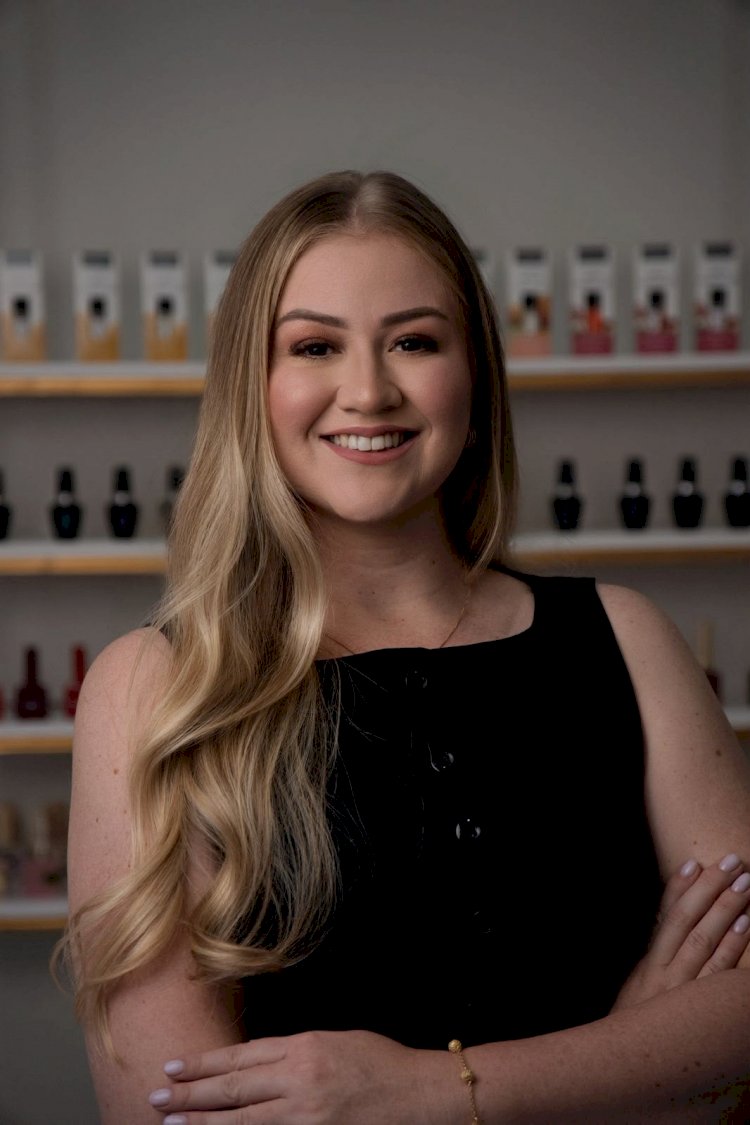 Manicure especialista em blindagem com esmaltação em gel representa Campo Grande em competição internacional de unhas