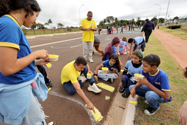 Prefeitura realiza ação e alunos transformam Avenida Aziz Rasselen em “cenário da Copa”